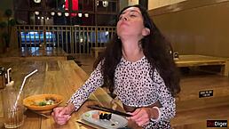 我在公共寿司吧射她一脸精，她吃沾满的寿司！😲