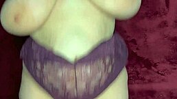 丰满美女秀大奶只给你看，你下一步干嘛？