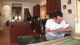 厨房里毛茸茸阴户清洁女工被无情猛肛交。