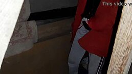 抓到继姨自慰 看她高潮喷水