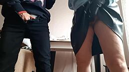 想跟我性感熟女一起撸？她穿超短18+裙