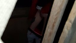 抓到继姨自慰 看她高潮喷水