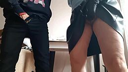 想跟我性感熟女一起撸？她穿超短18+裙