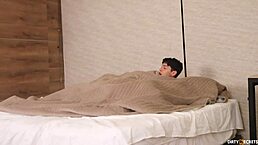 被抓到操女友的后妈，最后变成狂野三人性爱