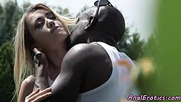 靠，我优雅屁股在户外被大黑屌猛操