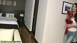 漂亮人妖微笑挑逗玩弄圆润大奶