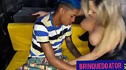 novinho acaba comendo a tia do seu amigo ela encontrou ele em um barzinho