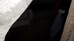 抓到继姨自慰 看她高潮喷水