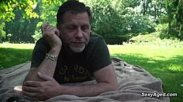 天啊，不敢相信这老头在公园公开操性感金发女！