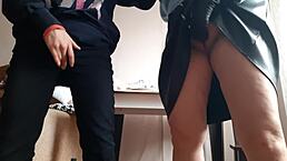 想跟我性感熟女一起撸？她穿超短18+裙