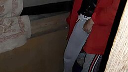 抓到继姨自慰 看她高潮喷水