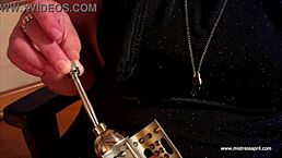 女王April在鸡巴诊所用束缚治疗病人