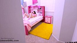 哟，这 brunette少女18+在房间沙发上被继父猛干