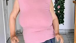 巨乳熟女在家自拍热舞，大奶晃荡不停