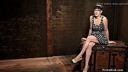 女同支配猛玩黑人和棕发女孩玩具！