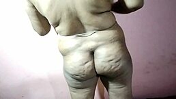 indian beauty flaunts massive boobs in sexy saree