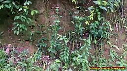 嘿，我是性瘾妻子，想在溪边小路上随便操我吗？来场硬核乡村性爱吧！