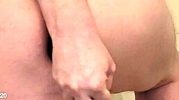 sticking a water bottle and dildos in my ass for dirty fun 😈