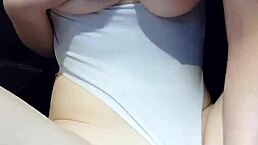 中国美女大奶子在独奏中挑逗。