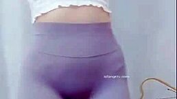 哇，看这亚洲妹的性感驼峰舞姿！