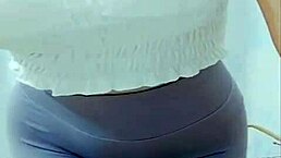 哇，看这亚洲妹的性感驼峰舞姿！