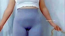 哇，看这亚洲妹的性感驼峰舞姿！