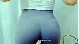 哇，看这亚洲妹的性感驼峰舞姿！