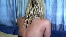 嗯 继父最近迷上我丰满金发屁股