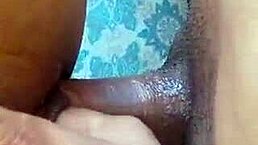 la modelo latina omy estalla en un orgasmo intenso gritando de placer al recibir una gran verga