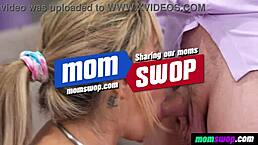 偷窥女同妈妈在浴室狗爬式热辣交换