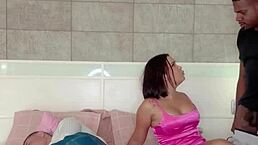 大屌黑人操已婚日本妹莉娜·中村，而绿帽老公昏过去了