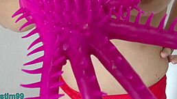 哇，这熟女用怪异工具狂野扩张小穴！