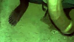 una mamada rápida en el baño abandonado