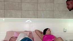 大屌黑人操已婚日本妹莉娜·中村，而绿帽老公昏过去了