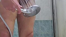 Je me branle avec la pomme de douche. Tellement de plaisir sous la douche! 🚿