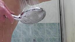 Je me branle avec la pomme de douche. Tellement de plaisir sous la douche! 🚿