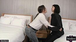 假阳具狂热者 Sinn Sage 用假阳具狂肏 Ariella Ferrera 的骚逼，还有朋友们一起