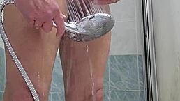 Je me branle avec la pomme de douche. Tellement de plaisir sous la douche! 🚿