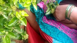 Indian Beauty Aunty Shows Boobs in Outdoor Clip