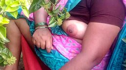 Indian Beauty Aunty Shows Boobs in Outdoor Clip