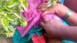 Indian Beauty Aunty Shows Boobs in Outdoor Clip