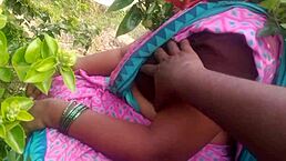 Indian Beauty Aunty Shows Boobs in Outdoor Clip