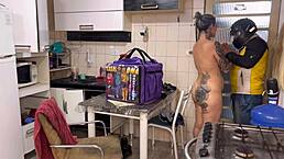 Fiquei pelada pro entregador de aplicativo e chamei ele pra dentro da minha casa ele n�o resistiu e me fudeu todinha hardcore bunda enorme peitos perfeitos pequenina chupando boquete hist�ria porno