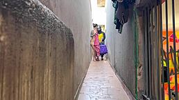 Fiquei pelada pro entregador de aplicativo e chamei ele pra dentro da minha casa ele n�o resistiu e me fudeu todinha hardcore bunda enorme peitos perfeitos pequenina chupando boquete hist�ria porno