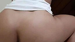 Gostosa safada dançando funk de mini saia transparente depois sentou com o cu bem gostoso na pica do novinho