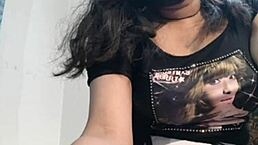 Indian Girl's Steamy Live Sex Video Performance