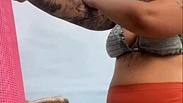 Tá na praia e já estou inchada e molhadinha pronta pra levar rola