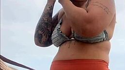 Tá na praia e já estou inchada e molhadinha pronta pra levar rola