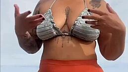 Tá na praia e já estou inchada e molhadinha pronta pra levar rola