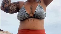 Tá na praia e já estou inchada e molhadinha pronta pra levar rola